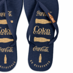 Chinelo Coca-Cola Feminino Pingente Garrafinha Sola Quadrada CC5035 - Imagem 2